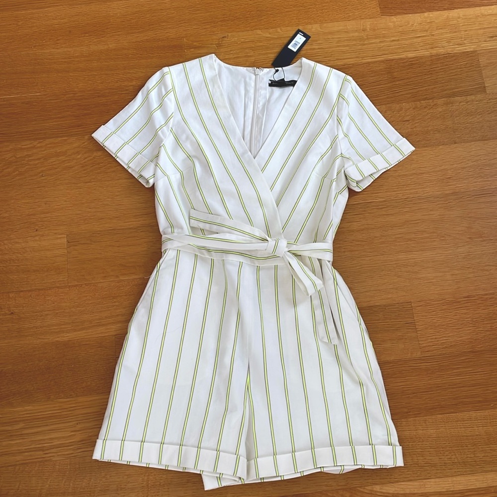 Cute NWT shorts jumper by Banana Republic size 6
